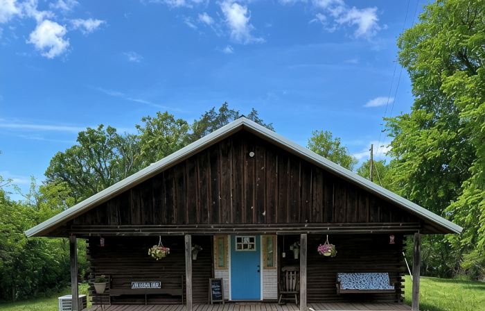SPRING DISCOUNT Charming 3 bedroom log cabin near Bella Vista Ar. Private