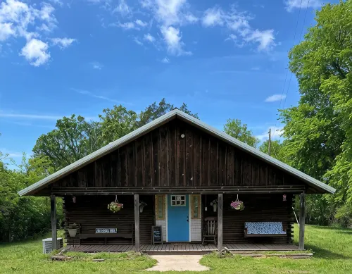 SPRING DISCOUNT Charming 3 bedroom log cabin near Bella Vista Ar. Private