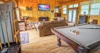Spacious 5 Bedroom Cabin Riverfront/Black Lake Access