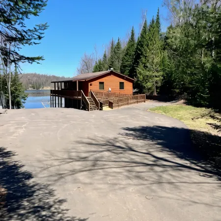 Beautiful, newly renovated log lakefront home, 3BD, 2 BA, high speed WiFi