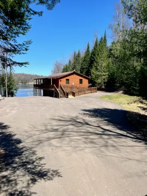 Beautiful, newly renovated log lakefront home, 3BD, 2 BA, high speed WiFi