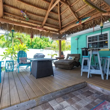 2-bedroom house with a beautiful Tiki Hut Hot Tub in the Shark Tooth Capital USA