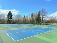 Country Club Life | Resort Amenities | Pool+Lake