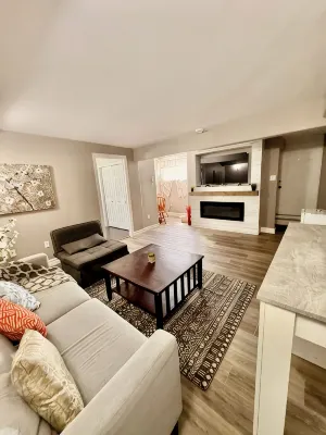Private walkout basement apt with free parking spot. - 2 ดาว