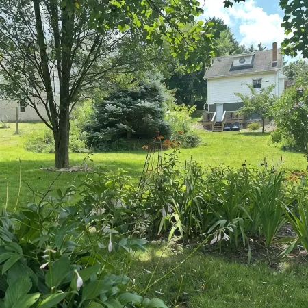 Peaceful 2Br Cottage-Big Backyard Deck, WiFi, Big TV! Parks, Museums, Pit Int’l.