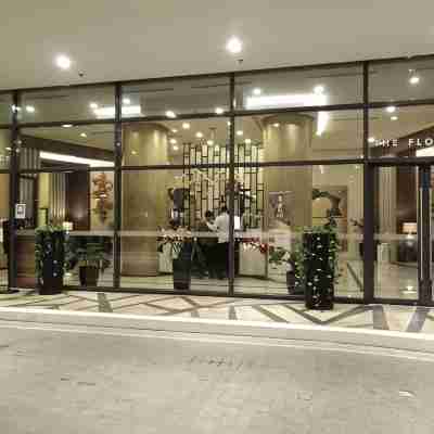 Deluxe 1BR 27th floor in Taguig/BGC w/balcony, amazing view of bay, wi-fi+55" TV Hotel Exterior