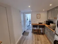 1 bed self-contained annex, with off-road parking. Sittingbourne otelleri