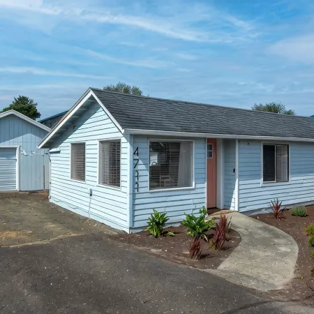 Newly Renovated, Private Backyard with Hot Tub
