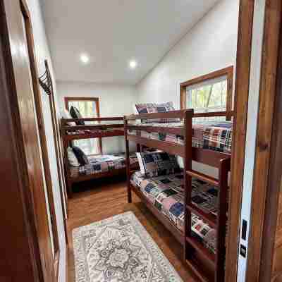 Cozy 2-Bedroom River Front Cabin in Columbus, MS Rooms