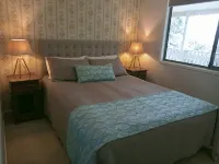 Spacious, comfortable, Pet Friendly 3-Bed House minutes from the Big Pineapple Hotels in Woombye