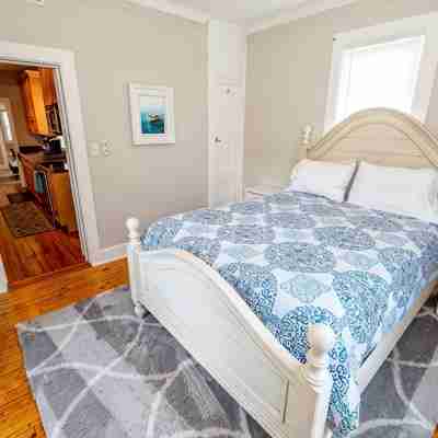 2nd floor Spacious Downtown Getaway- Across from US Naval Academy Rooms