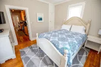 2nd floor Spacious Downtown Getaway- Across from US Naval Academy