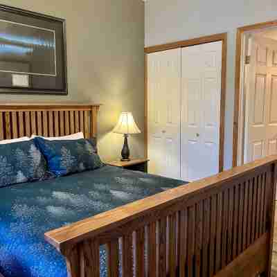 Spacious Ski-in Ski-out / Golf condo ..ski down to the lift Rooms