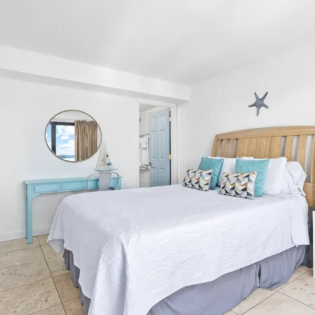 Stylish Oceanfront Condo - Huge Balcony - 3 Pools, Lazy River, and Hot Tub