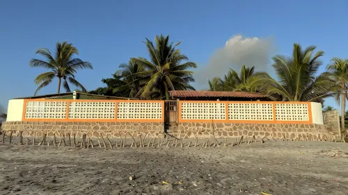 Papi’s Fish Camp, Private Beach Front House Near International Airport - 2성급