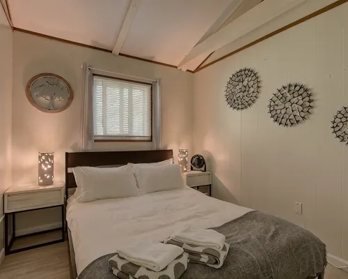 Renovated Modern Chalet - Swim, Hike, Bike, Fish, Ski, Skate, Shop, Dine, Relax! Hotels in Madison