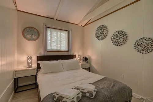 Renovated Modern Chalet - Swim, Hike, Bike, Fish, Ski, Skate, Shop, Dine, Relax!