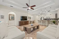 Luxe Home 1 mile to Vanderbilt Beach, Pool & Spa, Pet Friendly