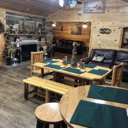 CNU 10 min. Sevierville 45 min.  Private dock, kayaks, fire pit. Ample Parking
