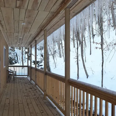 Cozy River front cabin w/Private natural spring. Pet Friendly!