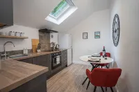 The Den - King BED 5 min Walk to City Centre - Condos