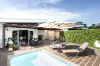 Modern Stylist 3 BR Beach House, w/Private Pool & Fast WiFi. - 프라이빗 풀