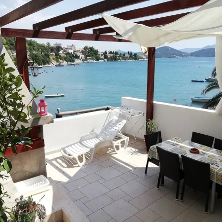 Apartment Olly seafront large terrace with barbecue 4 sunbeds and garden