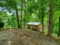 Retreat to Your Private Haven in the Trees - シャレー