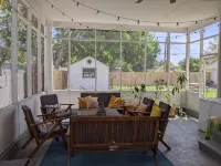 Lovely basement apartment with covered outdoor patio. - 3 stjerner