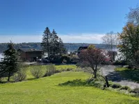 Peaceful River Retreat with Fireplace & Panoramic Views -  Privatzimmer
