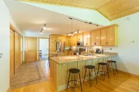 Relaxing Neighborhood Close To Trails, Parks, Lakes, Shops, Restaurants & More! - Wi-Fi