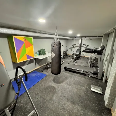 Spacious 7-bedroom house with WiFi, Garage, Sauna, and AC in amazing Calumet