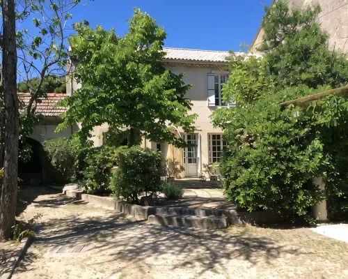Beautiful Provencal house, French billiards and swimming pool - 8 people Hotels in Robion