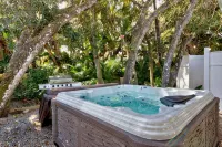 Beachcomber Bungalow: Slow down, East of A1A, Heated Pool, Hot Tub & Beach Gear - 4-Star