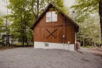 Cozy Poconos Getaway with Firepit, Beach & Lake Access. Minutes to the Beach - Hytter