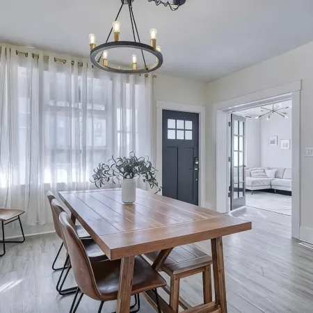 The Rexburg Cottage - a newly remodeled 1940s home with a modern farmhouse feel! 렉스버그 호텔