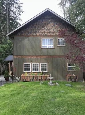 T, s Creekside cabin. King Bed/ Hot tub/ treehouse - Hytter