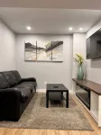 Darlington’s basement suite! - 3성급