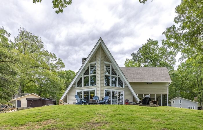 Stunning 180° Lake Views, Kerr Lake Retreat