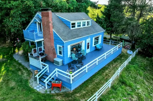 Pet/Family Friendly Getaway w/ Rainier and Marina Views Spacious Outdoor Space - 무료 와이파이