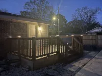 The Chic Getaway: 2BD/1BA Q Beds w/ Smart TVs