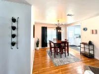 Modern 2-bedroom 1930's Bungalow Close to Downtown