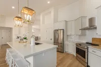 Renovated & Spacious 4Bed/3Bath Entertainers Home w/ HEATED Pool - 3-Star