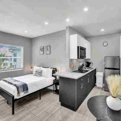 906 North Riverside Dr Rooms