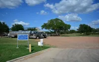 Hotel O Executive Inn & Suites Cuero Hwy 87 - parking