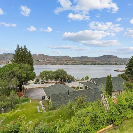 Beautiful views of Lake Chelan, scenic getaway close to downtown and Slidewaters Отели в г. Челан