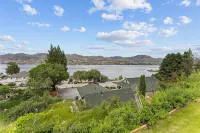 Beautiful views of Lake Chelan, scenic getaway close to downtown and Slidewaters