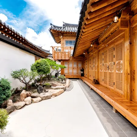 Gyeongju Nuribom Hanok Stay Отели рядом с достопримечательностью «Храм Сундокджон»
