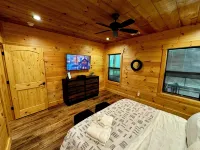 July-Aug Dates Open- Sleeps 8; 8 Min to Downtown - Hot Tub, Game Rm, Firepit - balcony