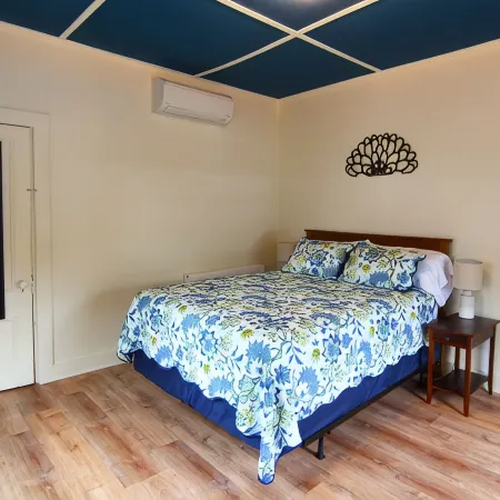 Renovated downtown Bar Harbor apartment, park and walk to shops and restaurants.
